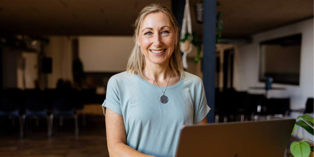 Uta arbeitet mit Selbstständigen und kleinen Unternehmen, die sich eine stimmige Außenwirkung wünschen. 