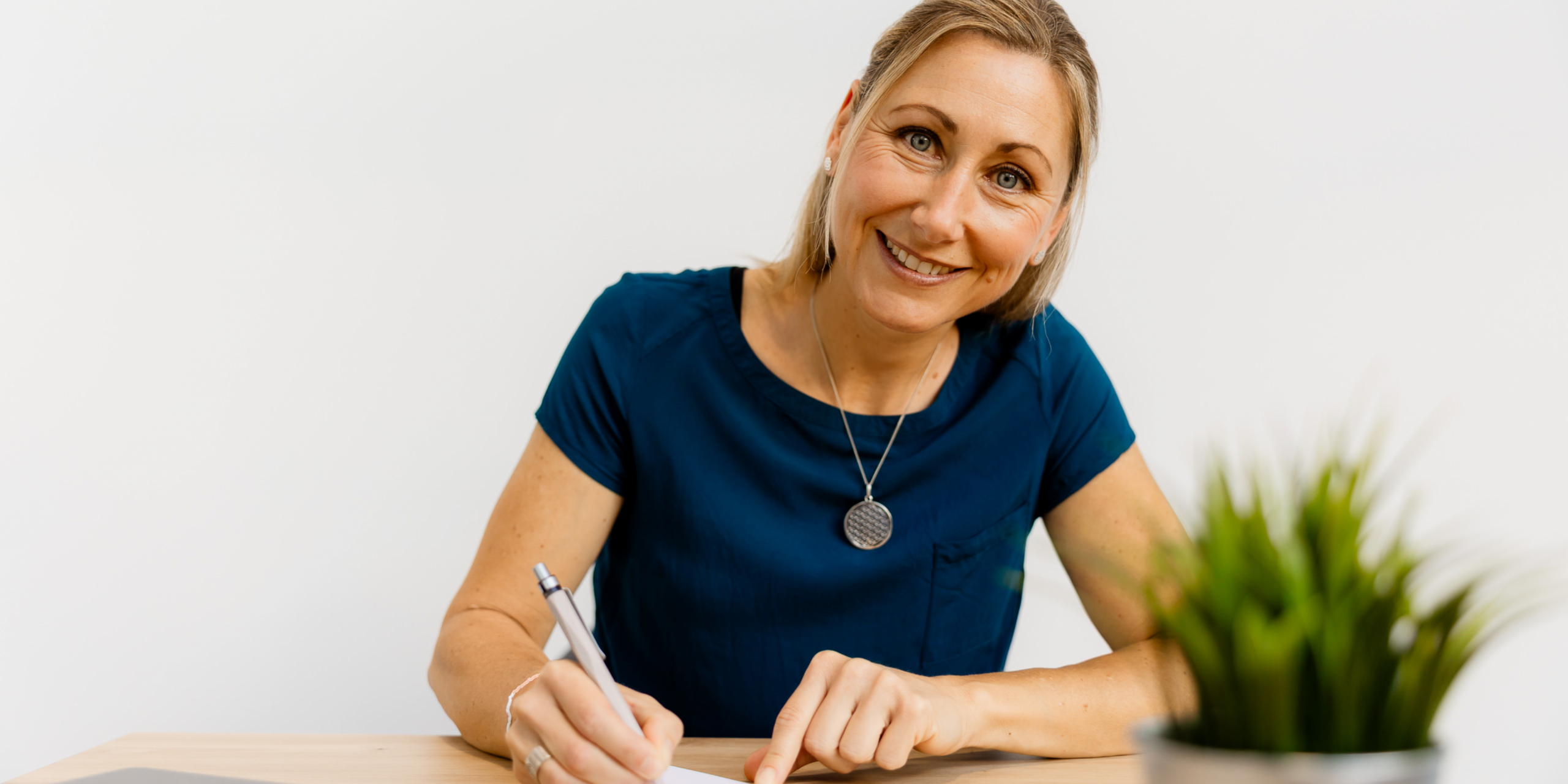 Uta bei der Arbeit an einem Außenauftritt für Selbstständige